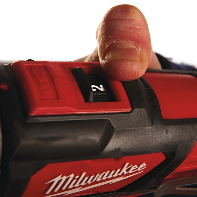 Дрель-шуруповерт ударный аккумуляторный MILWAUKEE, M12 BPD-202C (+ заряд.устройство, 2 аккум., кейс)