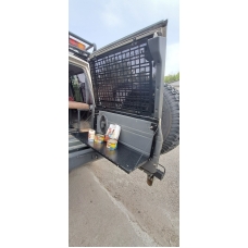 Відкидний експедиційний стіл на двері багажника Nissan Patrol Y60 — складний стіл MOLLE для кемпінгу та off-road - Стаціонарний